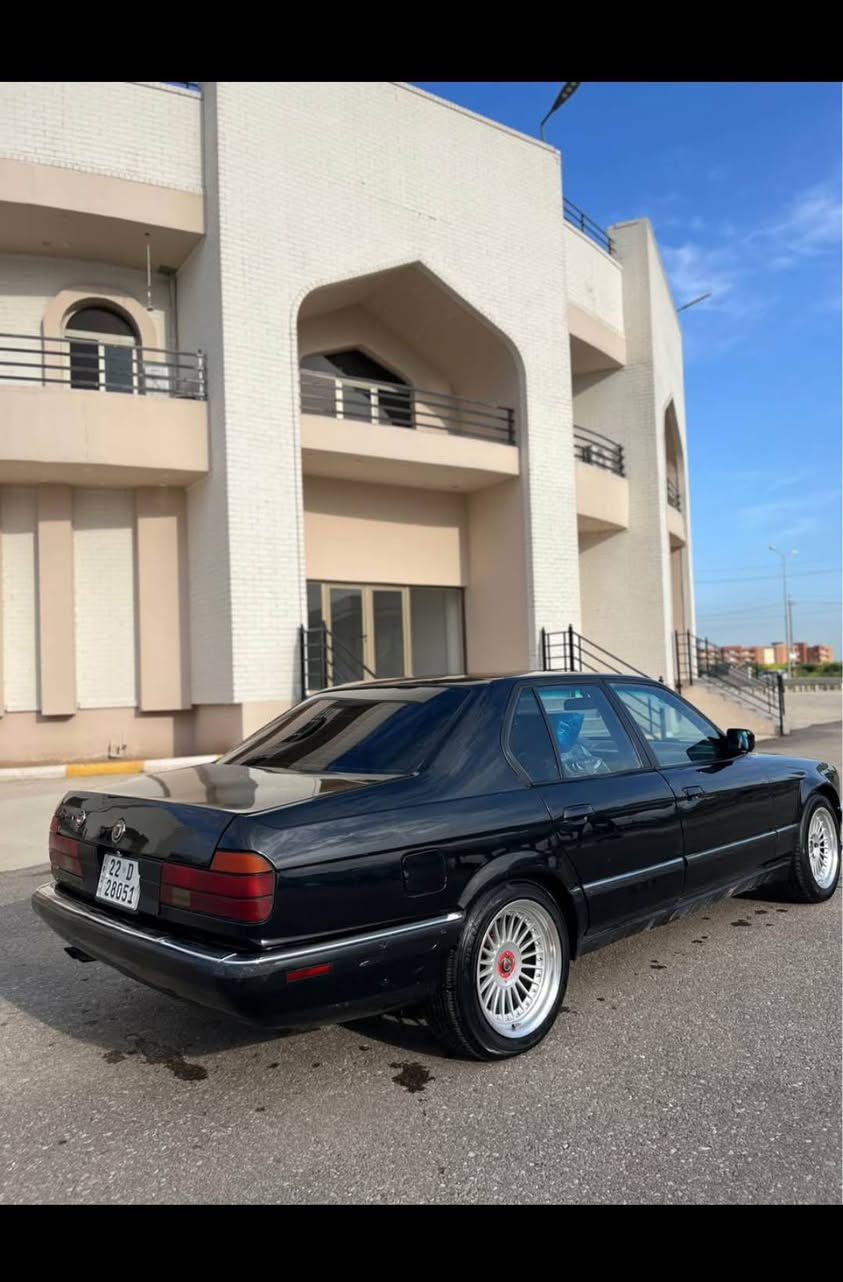 Bmw 735
مودیل1993 فول مواسفات
مکینە 35 بیلاد توماتیک 
عام بوو جواني لێدرانی نیە  زەربەی نیە پشت و پێش کەپس 
سقف سلاید چوار جام کارەبا ئێرباگ 
مەکینە و گێر هەمووی بەشەرت 2 وەرەقەی خرمێ لەسەرە مەجلەکی تیدایە *********** أربيل, العراق
