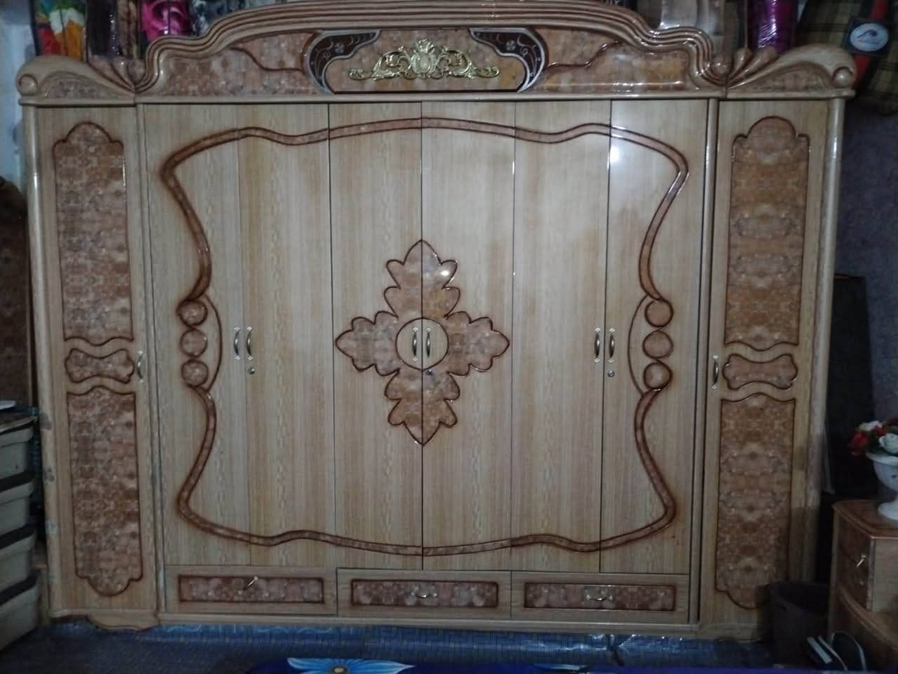 سلام عليكم غرفه اخشاب صاج للبيع السعر 550وبيه مجال مكان حي الحكيم ***********لاستفسار
