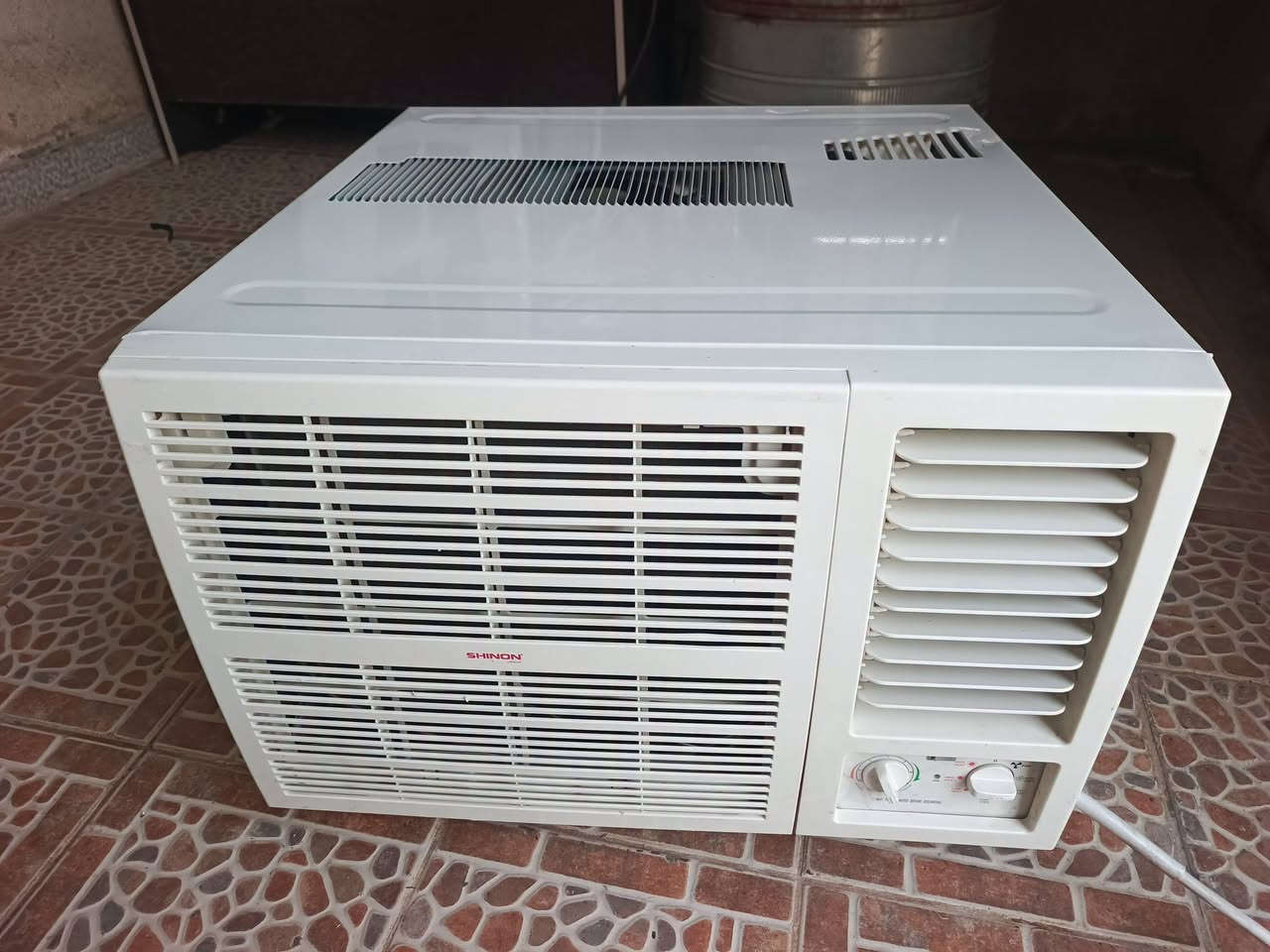 مكيف طنين شرط وظع شركه مشتغل موسم تبريد ثلج وعل تشغيل والنظافه للتواصل  ***********

