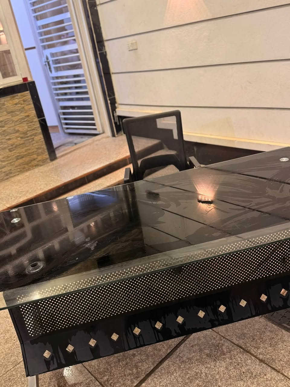 مساء الخير ♥️ 
للبيع كرسي مع ميز نظيف جدا 
واستخدام قليل
 عنواني الغزالية 
 ***********
