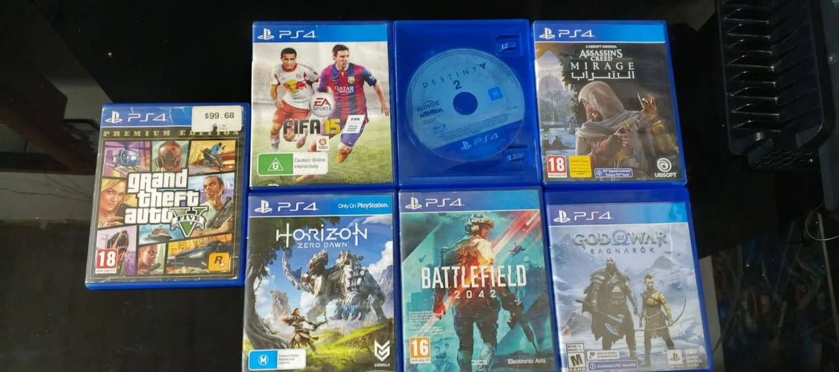 للبيع: بلايستيشن 4 برو (PS4 Pro) بحالة ممتازة 🎮✨
​الجهاز: PlayStation 4 Pro
​السعة: 1 تيرابايت (1TB)
​النظافة: مستعمل بحالة ممتازة جداً، نظيف وخالي من أي مشاكل أو حرارة، والاستخدام خفيف.
​الملحقات:
​ملحقاته الكاملة (واير الباور + واير الـ HDMI + واير الشحن الأصلي+سماعات العاب عدد 2).
(مع يوبي اس حجم 2000 بطاريات مكسمه جدد) 
​[ جويستيك أصلي عدد 1 واحد تجارية]
​[ أقراص أصلية ]
​Grand Theft Auto V (GTA 5 )
​FIFA 15
​Destiny 2
​Assassin's Creed Mirage (أساسنز كريد ميراج)
​Horizon Zero Dawn
​Battlefield 2042
​God of War Ragnarök
​📍 المكان: [كربلاءالمقدسة / سيف سعد]
🚗 التوصيل: [موجود توصيل لجميع المحافظات ]
💰 السعر: [400] الف دينار (قابل للتفاوض البسيط)
​للشراء أو الاستفسار، التواصل عبر الخاص أو واتساب: ***********
