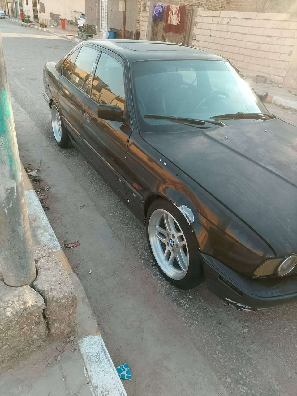 السلام عليكم سياره بي ام 525 سنويه27 السياره كير ومكينه مكفولات لحداديه 60/100 كهربائية نضيفه تبريد شغال السياره بيه ضربيه شبر خشم الجاملغ المامي السياره مسكر  العنوان الديوانيه السعر45ورقه للستفسار ***********
