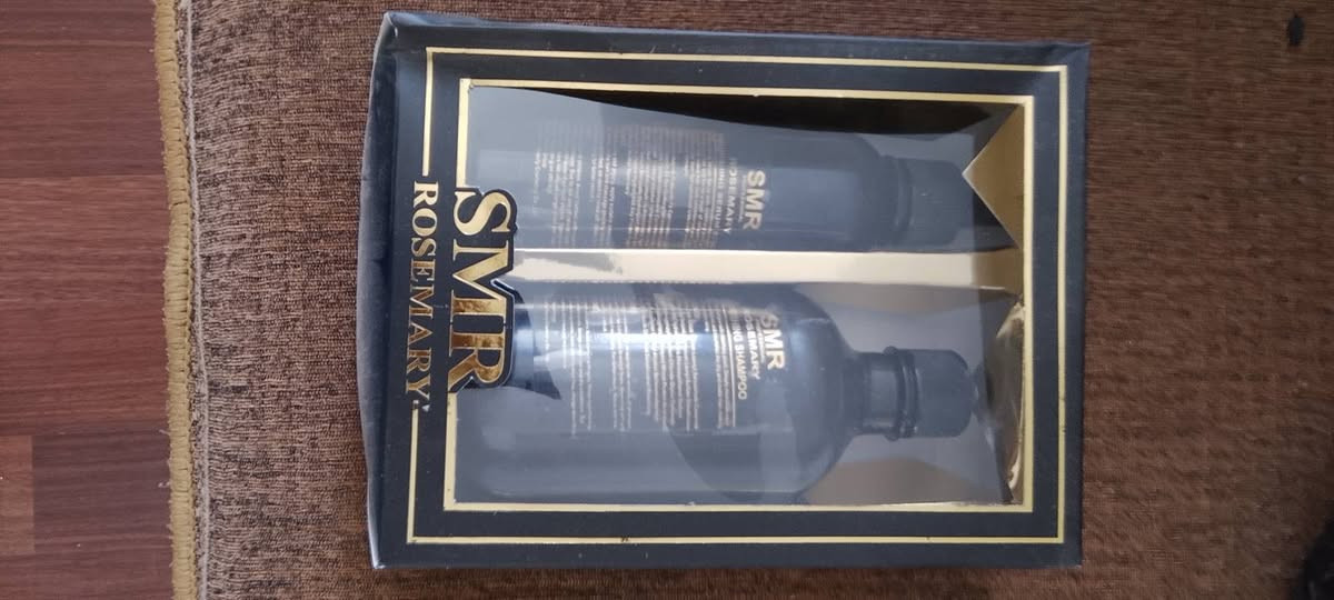 سلام عليكم Rosemary Shampoo = شامبو إكليل الجبل.
المنتج الثاني يبدو مخصصًا لفروة الرأس/الشعر، لكن الكتابة عليه صغيرة وما أگدر أترجم مكوناته بدقة من الصورة.
فوائده المتوقعة 🌿
تنظيف فروة الرأس والشعر.
يساعد على تقليل الدهون وتراكمات الفروة.
الروزماري قد يساعد في تحسين صحة فروة الرأس وتقليل تساقط الشعر عند بعض الأشخاص، لكن مو علاج مضمون للصلع أو التساقط الشديد.
يساعد على إعطاء الشعر مظهرًا أكثر حيوية. المكان بغداد الدوره حي دجله ماعندي توصيل
