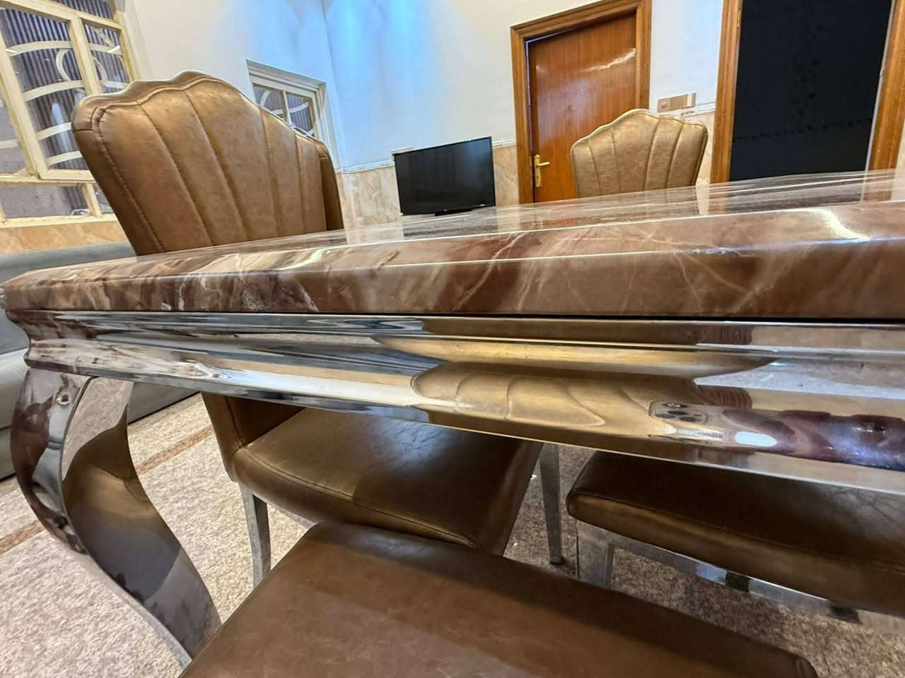 ميز طعام
6 كراسي 
سعره 450 وبي مجال
باقي تفاصيل الميز 👈🏻*********** واتس واتصال
