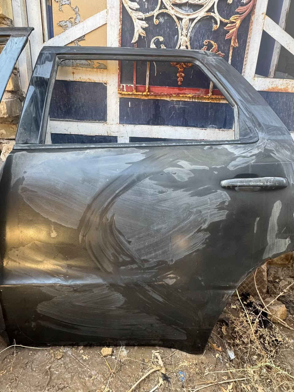 سلام عليكم 
بيبان دورنكو اثنين خلفيات واحد امامي للبيع يحتاجن تعمير نضيفات 
جوه السوك قيم وأخذ 
مكاني عماره 
***********
