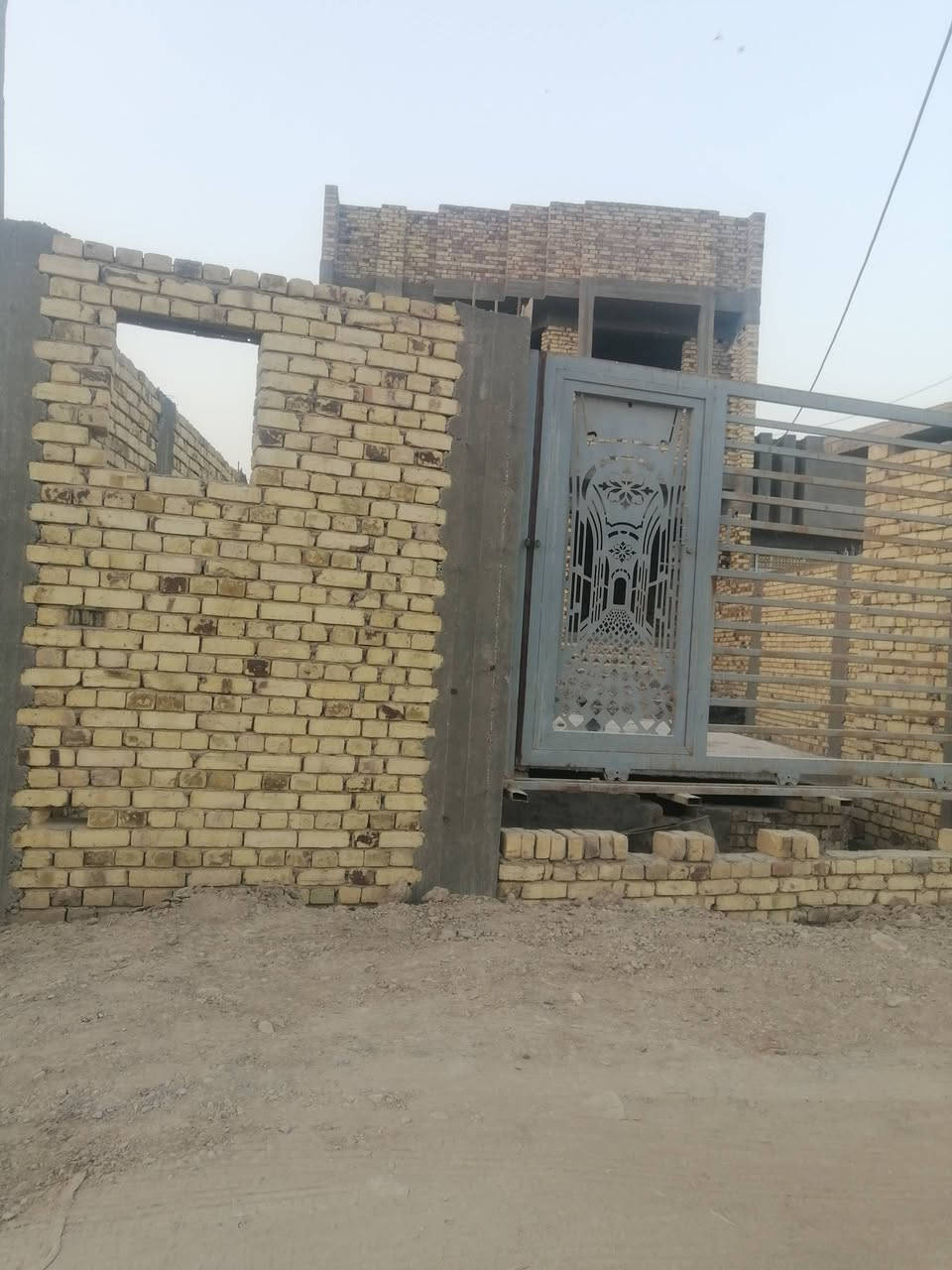 السلام عليكم ورحمة الله هيكل للبيع طابو زراعي سند ٢٥ المساحة ٣٠٠ متر خلف معمل الغاز نهاية نادر الثالثة منطقة سكنية متوفر جميع الخدمات ماء كهرباء مولد طابقين يتكون من أربع غرف نوم كلدور عدد٢ مجمع صحيات عدد ٣ كراج سياره كبير حديقة مطبخ استقبال كبير قريب ع طريق الزوار صطح عدد٢ دكتات تبريد مركزي اومبردات عملاقه شغله درجة اولى ارتفاع الطابق الأول ٣و٧٠ سنتيم جيران ذهب الاستفسار اوالاتصال ع الرقم *********** انا صاحب الدار وليس مكلف بالنشر السعر مناسب جوه اسعار المنطقه اتصل وبيك خير ودلل اسف على اطاله
