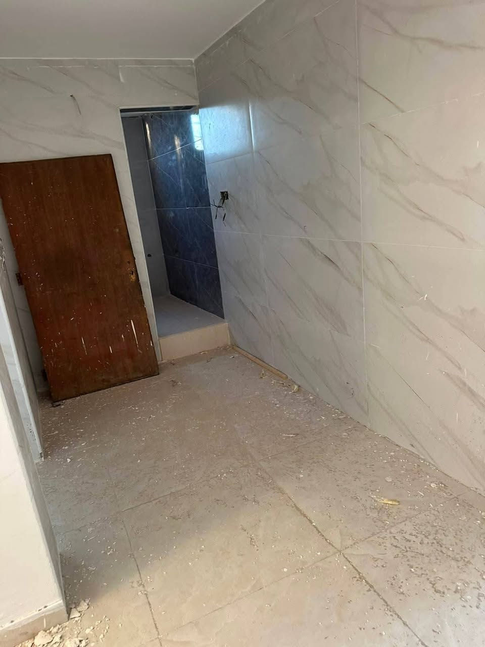 للبيع فقط بيت مساحه ١٠٠متر طابقين بناء مسلح وجه ٨ متر ونزال ١٢ ونص يتكون من كراج وخدمات خارجيه ومدخلين صاله ومطبخ وخدمات وغرفة نوم وترك وطابق ثاني غرفتين نوم وخدمات وبيتونه وسطح مكانه مميز وحلو شرطه الخامسه قرب شارع المدارس وقرب شارع العام وقرب جامع معاذ أبن جبل سعر البيت ١٨٠ بي مجال انشالله للاستفسار اتصل مكتب دارك للعقار واتساب *********** ***********
