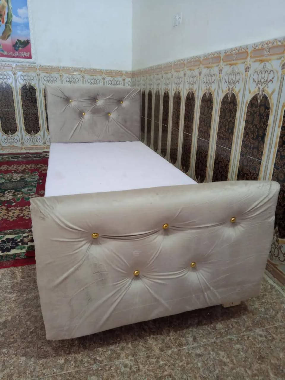 جرابي خشب نجاره قويه ام النفر طول مترين وعرض 90 شغل حسب الطلب للون والقياس قماش قديفه خاص بالدوشمه سعر السرير 65 الف مكانه الناصريه وتوجد خدمة توصيل للاتصال *********** بي واتساب وبالخدمه

