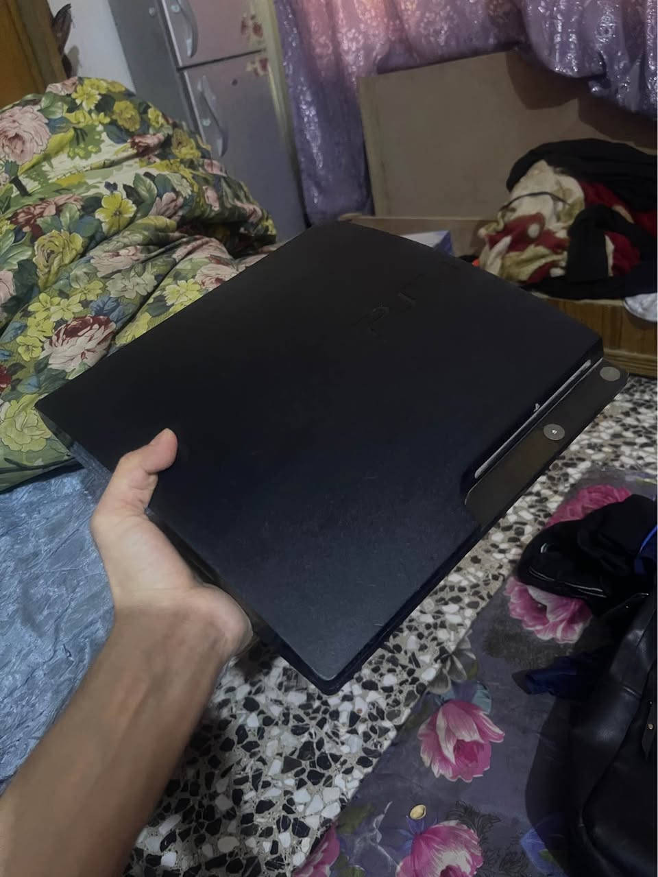 بلي 3 بلي  ثري سلم نظيف شغال ما بي اي مشكلة صار بي خلل بالاج دي سابقاً وجبت اله تحويلة HD  وحالياً شغال طبيعي بي  تقريباً 20   لعبة مع جوستك 2 + يو بي اس شغال بالكارتونة نظيف  يحتاج بطارية وكل الملحقات 
الالعاب : 
كول اوف ديوتي بلاك أوبس الي بيها مود الزومبي  درايفر  وبيس 2013  وبعد اهواي العاب حلوة راسلني وادزلك فيديو للألعاب 
السعر 115   بي مجال قليل حگ الجية لو للشراي يدلل 

 مكاني بغداد حي اور ام الكبر مقابيل المدينة قطاع 26  *********** واكو توصيل لكل المحافظات 5 الاف 
موجود واتس وماسنجر بغداد, العراق
