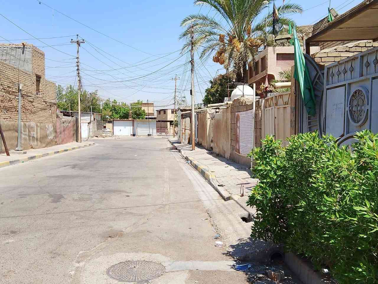 السلام عليكم ورحمه الله وبركاته 
بيت للبيع طابو صرف في بغداد جسر ديالى القديم حي الحكيم قرب ملعب سلام المساحه 150 متر طابق واحد يتكون من غرفتين نوم وصالة وحمام داخلي واستقبال ومطبخ وكراج سيارة وحديقة صغيرة وصحيات خارجيه والبناء  (2015 )للاستفسار على الرقم/*********** (بي واتساب)

نص مكتوب في الصور:
- استقبال
- صاله