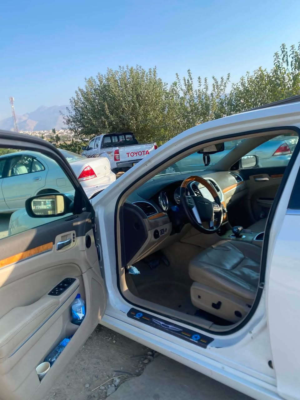 ئوباما موديل٢٠١٤
هيج شتيكي نه كوراوه سه ياره كه
يه ك جال يه ك شخوت بيوه نيه
فول فوله ماسه فاته  جيكاى به رداخه كاني ساردو كه رمى ئيشده كات
مالى دوسته كيرو مه كينه كاره باى هه مو كيانى به شه رت سه د فيته ر
٦٩كه لا مه جالكي  كه م ***********
