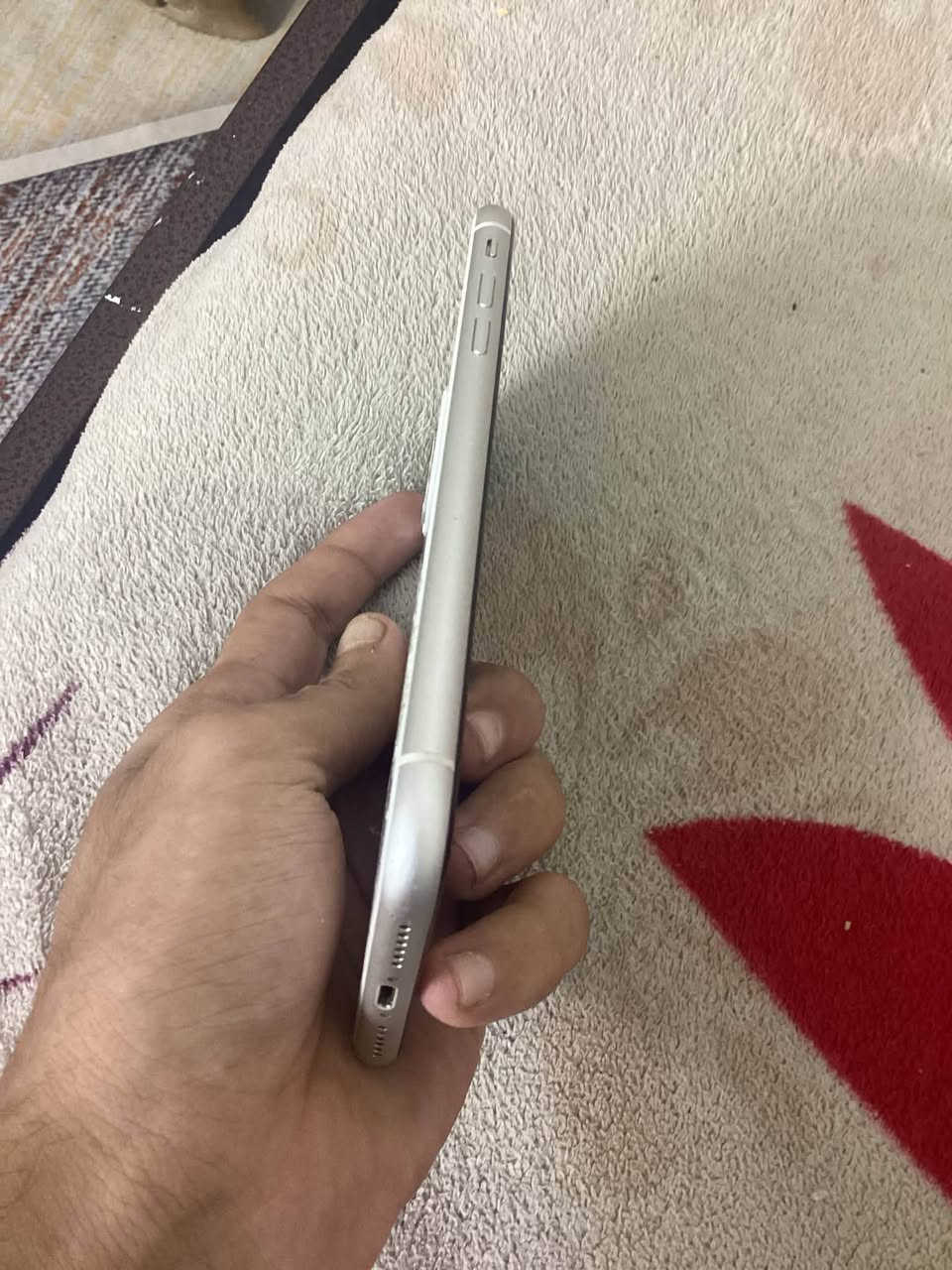 سلام عليكم ايفون11عادي ذاكره64بطاريه مبدله اصليه جهاز نضيف ومكفول فقط ضهر مكسور للبيع ب200قفل مكاني بغداد العبيدي ماعندي توصيل
متواجد واتساب واتصال***********

نص مكتوب في الصور:
- 1:03 القطع والخدمة تجمع Apple سجل تاريخ القطع والخدمة، وهذا السجل يعرض معلومات عن هذا الـ iPhone وحالته وتفاصيل إصلاحه. معرفة المزيد... سجل تاريخ الخدمة البطارية غير معروف