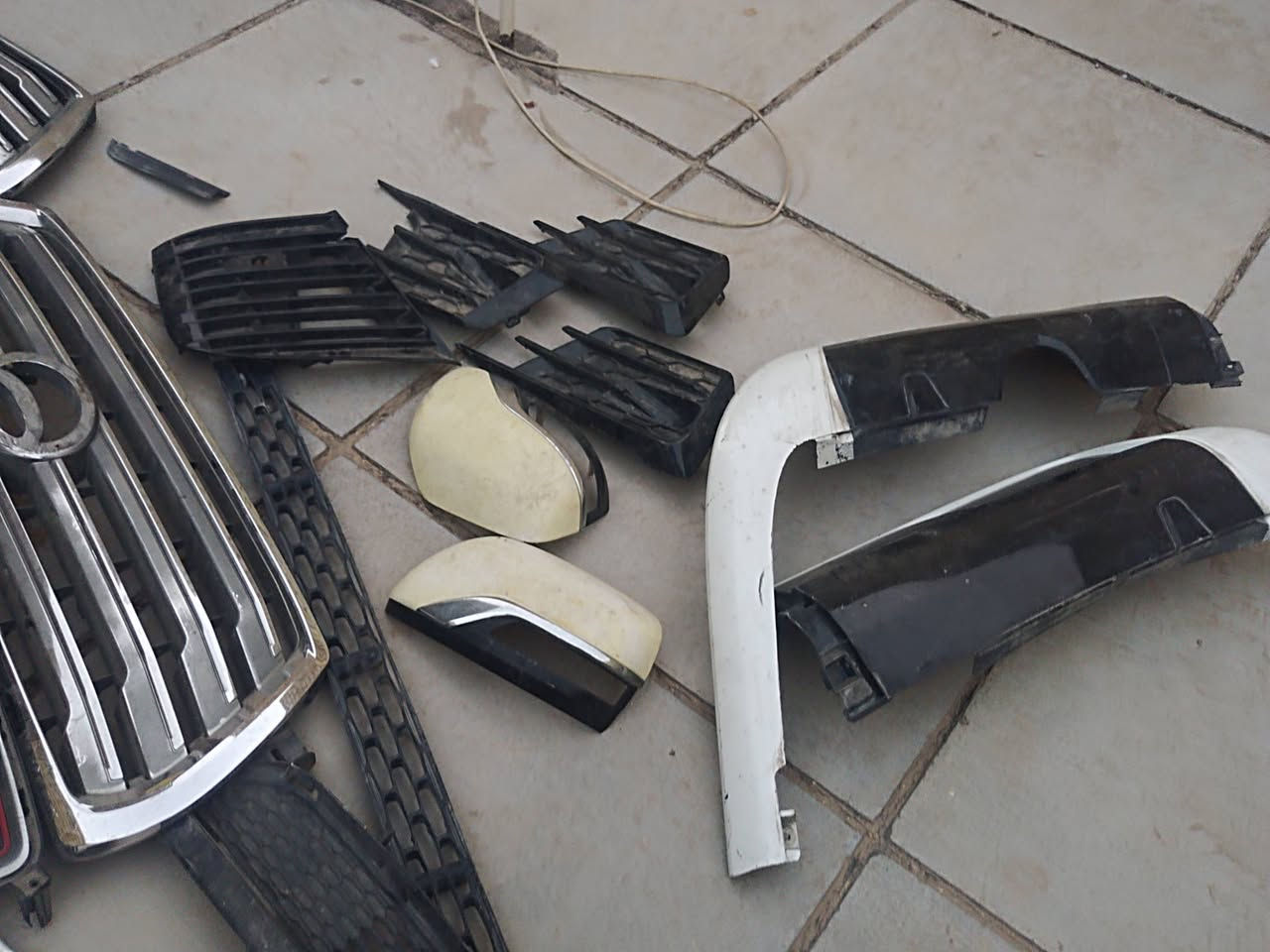 عندي هاي التفاصيل مال 25 شباك ابو اللد والتفاصيل الي بالدعامية قطعتين فايبر كلاس أسود وهواي تفاصيل شباك ١٢ ١١ ١٥ نفس الشكل أسود ونيكل بك لايت راديتر قاعدة فيتم بم ارضيات دوشمة كشن مكاني بغداد ***********
