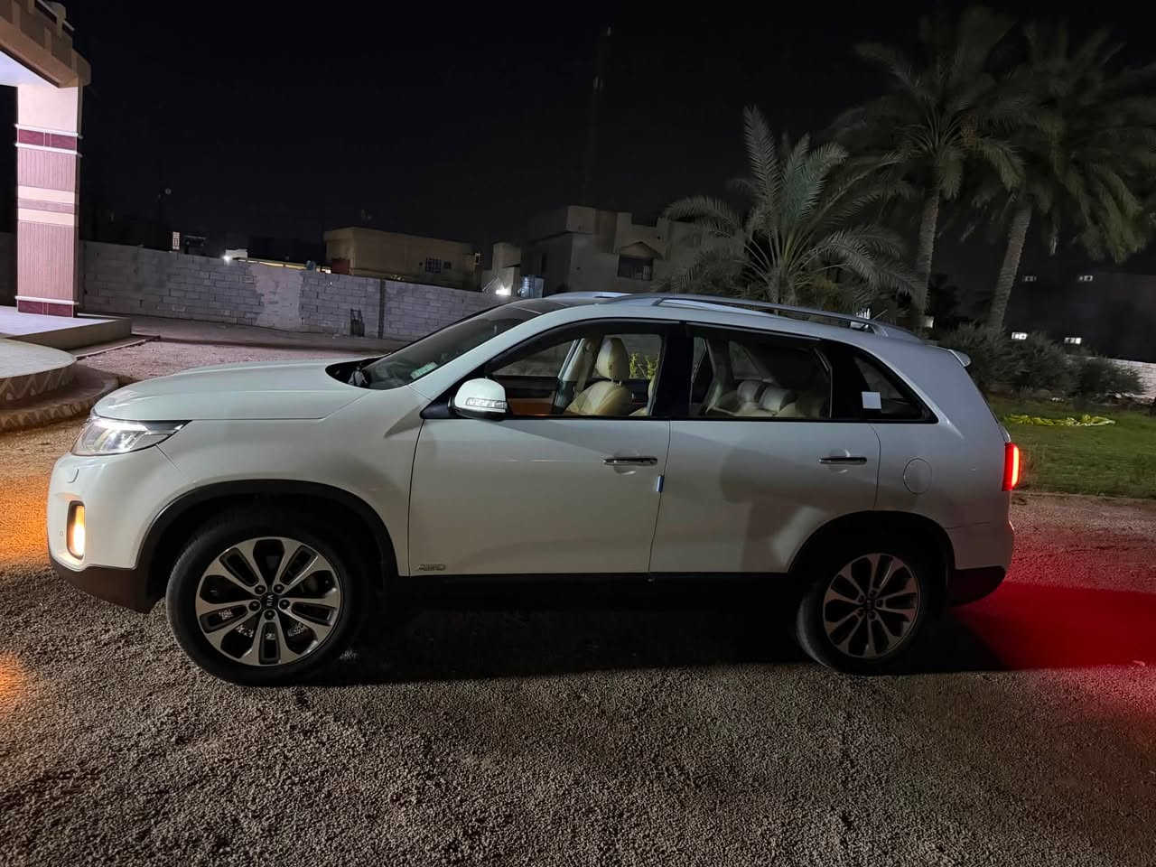 المحرك والأداء:

* محرك V6 سعة 3.3 لتر بنزين
* قوة تقريباً 290 حصان
* قير أوتوماتيك 6 سرعات
* دفع رباعي AWD
* مثبت سرعة
* أنظمة ABS وESP وTCS
* مساعد صعود ونزول المنحدرات

المواصفات الخارجية:

* جنوط ألمنيوم 19 إنش
* فتحة سقف بانوراما
* أنوار زينون
* LED أمامي وخلفي
* كشافات ضباب
* حساسات أمامية وخلفية
* كاميرا خلفية
* مرايا كهربائية قابلة للطي
* مفتاح ذكي وتشغيل بصمة

المواصفات الداخلية:

* داخلية جلد فاخر
* مقاعد أمامية كهربائية
* ذاكرة لمقعد السائق
* تدفئة وتبريد للمقاعد الأمامية
* مكيف أوتوماتيك ثنائي المناطق
* شاشة لمس
* ملاحة GPS
* بلوتوث + USB + AUX
* نظام صوت فاخر
* دركسون مالتي
* تشغيل بدون مفتاح
* 6 وسائد هوائية
* حساسات ضغط الإطارات TPMS
ماشيه 140km

💰 السعر:   علق ب تم يصلك دايركت ✅
     
      
💵 السعر قابل للتفاوض وبها مجال للمشتري الجاد
.
📍الأنبار الحبانيه 

هـ. ***********
