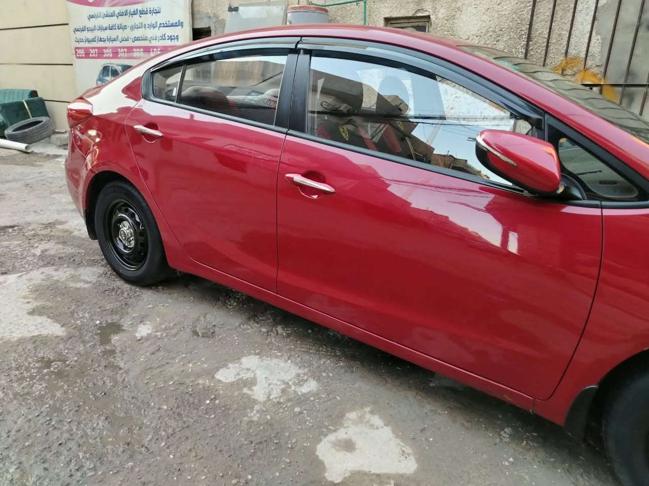 السلام عليكم اخوان عندي هاي السيراتو 16 خليجي كير ومحرك  خير من الله وتخم ويل وتايرات جدد وحداديه هم 80 % السيارة بأسمي وحتى السونار موجود بس بيها جراد البنيد والجنطه السيارة رايدها ب 110 ورقة وبيها مجال قليل...وهذا رقمي ***********
