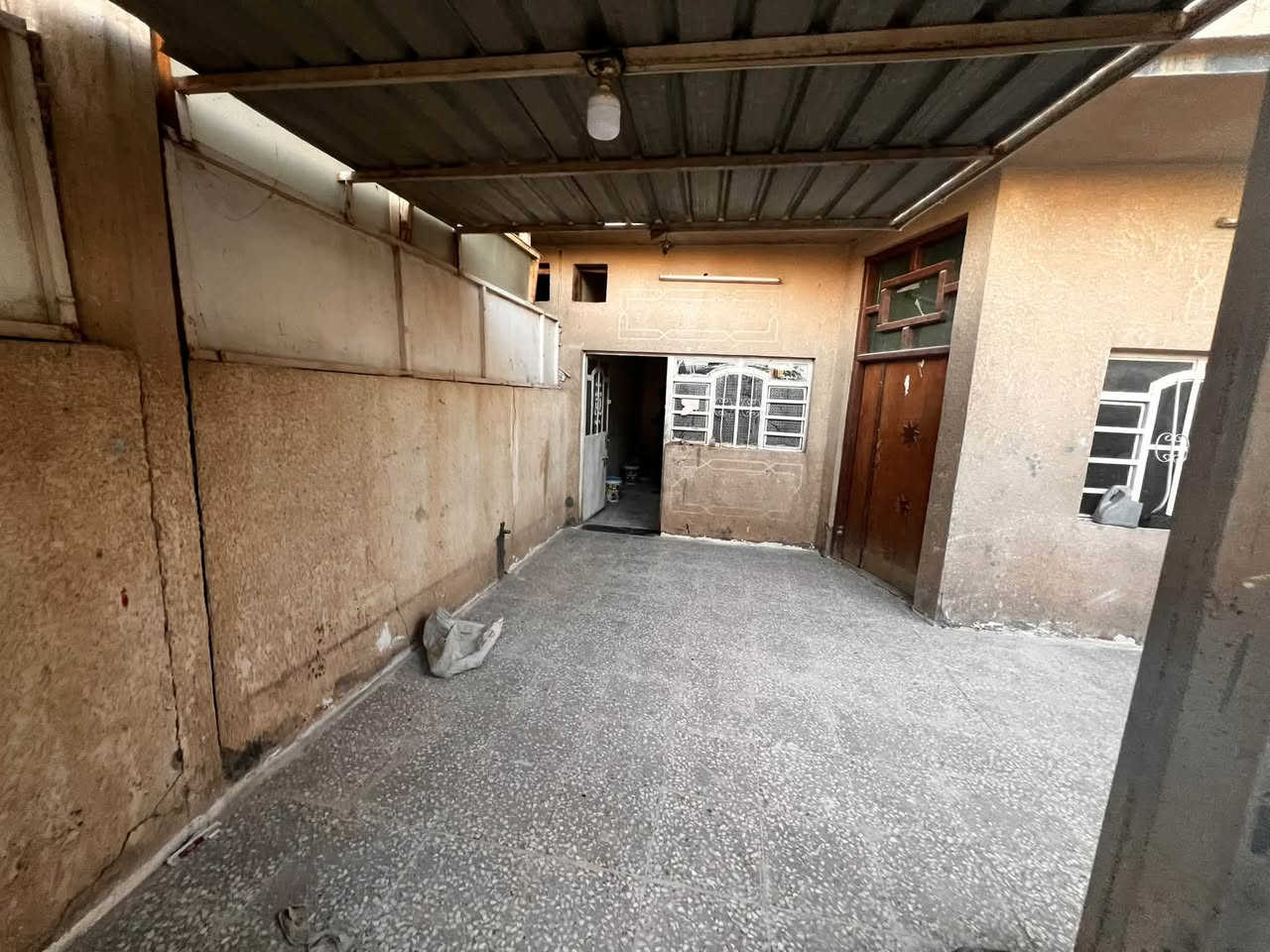 السلام عليكم 
بيت للأيجار طابقين 150 متر في منطقة الحسينية المدخل الثالث الضباط قرب مدخل الشهيد رائد. 
 طرمة جبيرة ومطبخ وغرفة واستقبال وحولي وخدمات وفوك غرفتين وحولي 
بيت نضيف 
متواجد واتساب وماسنجر 
الرقم ***********
