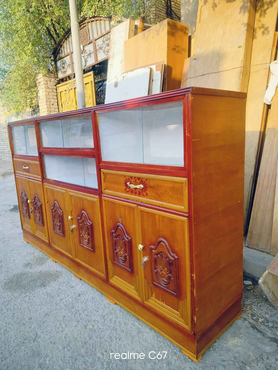 بوفيه صاج تزكام مترين ونص السعر/125الف للتواصل العماره حي النداء/***********

نص مكتوب في الصور:
- realme C67