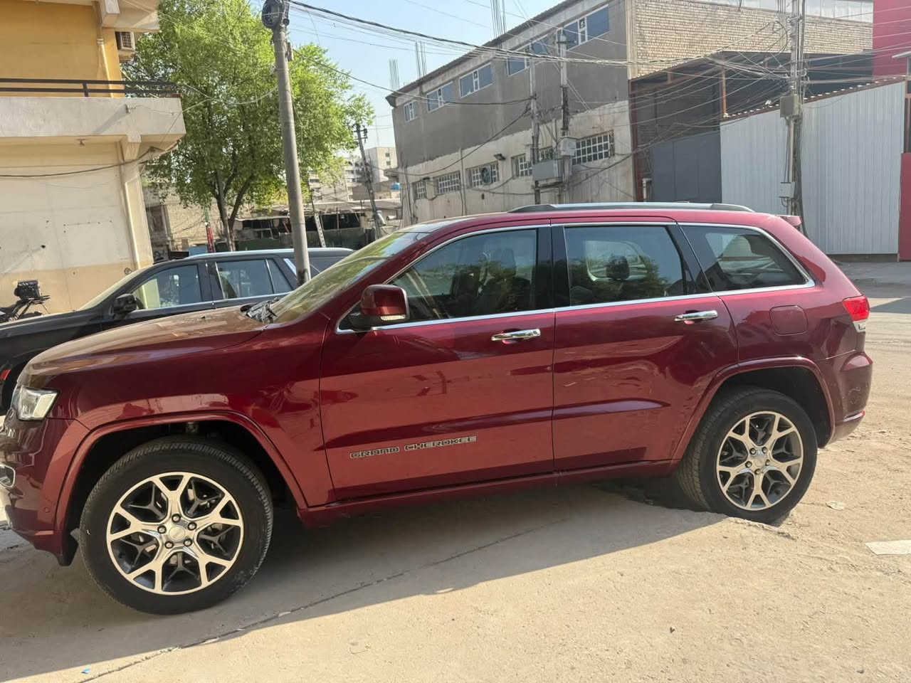 جيب اوفر لاند ٢٠١٩ خليجي
ماشيه ٩٢ k
بيها شبر بارد وشكم رصعه خفيفات كلش 
فتحه بنوراما
بصمه تشغيل عند بعد
جكات تصعد وتنزل 
٣ شاشات 
داخل جلد 
صندوق كهرباء
تحكم كشنات كهرباء
تحكم ستيرن كهرباء
تدفئه كل المقاعد مع الستيرن
تبريد المقاعد الاماميه
مري شفط مع ترحيب مع اشاير بل مري 
حساسات إماميه وخلفيه وجانبيه 
وبعد بيها موصفات خير من الله 
العنوان بغداد 
***********
السعر ٢٤٧ وبيها مجال بسيط
