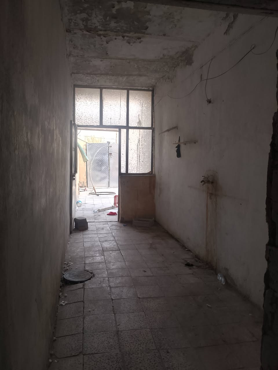 بيت تجاوز مسلحة ١٤٠ يحتوي على غرفة نوم وصالة واستقبال ومطبخ وحمام داخلي وخارجي ترك حديقة حوش جبير البيت عكادة يرادلة بس تغيير صبة السطح وشوي ترميمات بسيطة البيت مرتفع عن الشارع مي كهرباء مجاري كامل سعر ٢٥ وبي مجال   للتواصل *********** البيت مستعجل ع بيت لغرض السفر جان مؤجر يجار 250 والمؤجرين تعبو طلعة ناس متخاف الله وصخين
