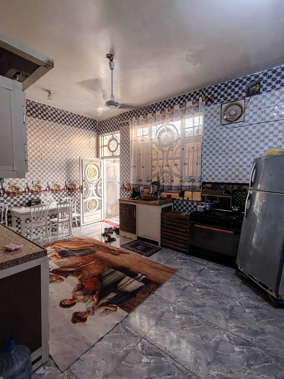 السلام عليكم دار سكن للبيع في الكوت منطقة حي الحكيم نزلة الوائلية على نفس شارع الصب مساحتة 200م البناء طابوق والسقف صب مسلح والارضية والجدران سيراميك ويتكون البيت من غرفتين نوم وصالة واستقبال ومطبخ وصحيات داخلية وخارجية ومرقم من قبل البلدية السعر 80 وبي مجال الاستفسار الاتصال على هذا الرقم ***********
