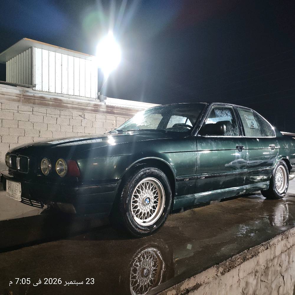 bmw 525i 
1993
اكسل ٢.٢٣ 
خطين غاز وبانزين 
داخل كريمي 
فتحة سقف السياره فول مواصفات 
السعر ٥٠ وبيها مجال 
***********