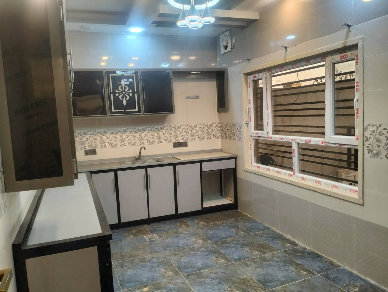 دار للأيجار  السعر  350  ألف
في حي التعليم الاولى بعد مجمع النور الدار                     فول مواصفات مع الكاونتر  سقوف جبس امبورد 
الدار يتكون من غرفة  نوم مع سويد عدد 2 وهول واستقبال وكراج سيارة الاستفسار اتصل  
***********
***********

