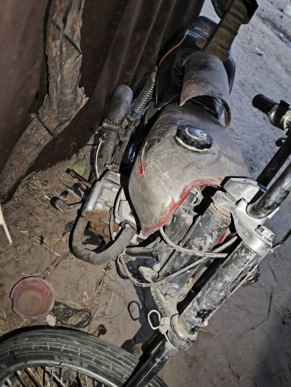 السلام عليكم دراجه للبيع عطلانه عطلها جانت مابيها شي درتلها دهن بعد ماشتغلت وضلت ع حطتها هيه وراسطتها
تخم تاير جديد السعر 250 وبيها مجال ***********
