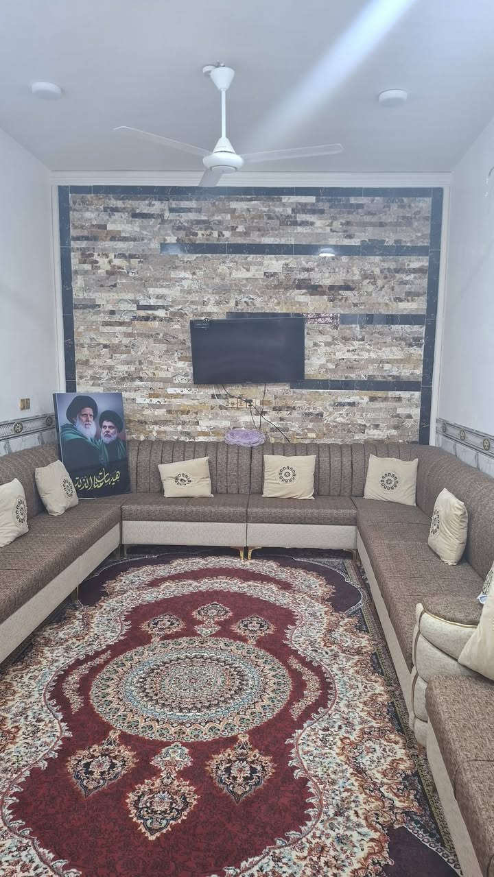 بيت للبيع مساحه ١٥٠ متر طابقين حي السيده زينب بناء جديد 
طابق الأول ٢غرف نوم وصاله ومطبخ واستقبال وصحيات ومناور اثنين 
الطابق الثاني ٤غرف نوم وصاله وبيتونه وسطحين بناء درجه اولى مطلوب مبادره ٧٥ مليون كل شهر ٣٧٠  البيت قرب اسواق عون عالحولي يرهم مراوس او بيع 
***********
