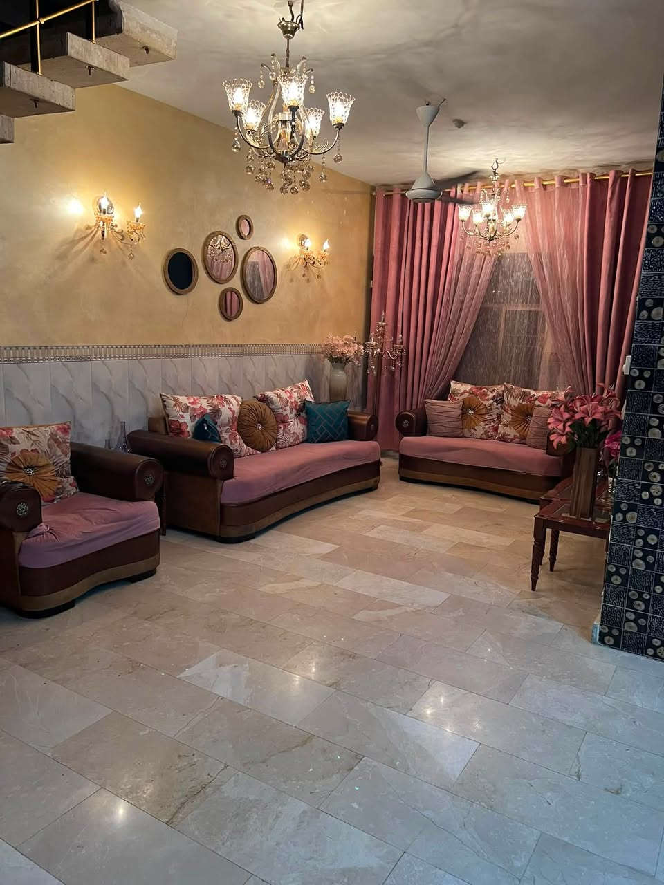 السلام عليكم بيت للبيع 150متر 
واجهه سبعه ونص  ونزال 20 
يحتوي البيت على 5 غرف نوم وصاله  واستقبال ومطبخ وخدمات
العنوان المعلمين_الرئاسه قرب افران عراقنا
للاستفسار اتصل ***********
