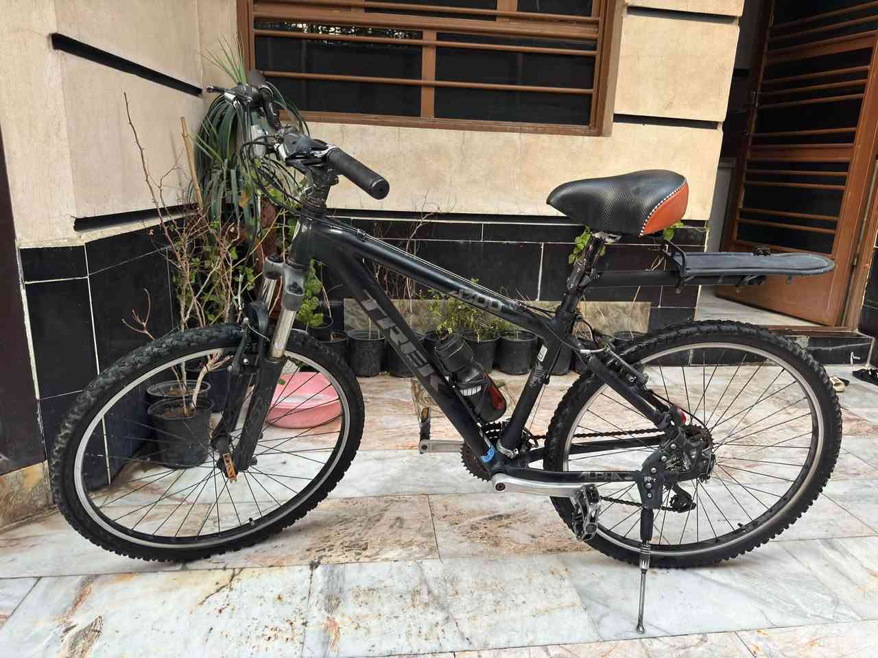 السلام عليكم  🚲🚲🚲🚲🚲
بايسكل شركة ترك🇺🇸 الامريكيه  المنيوم بايسكل جبلي    هجين 😃👑 البايسكل مابي اي قطعه حديد كل القطع الي بي المنيوم وزنه ريشه 👌

👍🚲🚲🚲🚲🚲🚲🚲

بايسكل  مستخدم ماركة ترك  امريكي 🇺🇸👌البايسكل جبلي فريم المنيوم  مضلع يتحمل اوزان ثقيله C700 لون اسود فحمي مميز  جميل 

 🎌 🏞🌄

البايسكل حجم 26 اللشه ضخمه جدا   🦾 👌👌👌لشه عاليه قياس ارتفاع 41 سم  موضح بالصور👍

 سستم فووووول ياباني شيمانو كل القطع بلاديه شركه شيمانو الاصدار الحديث 🇯🇵👍

البايسكل وزنه خفيف جدا جدا وقوي جدا جدا  المنيوم 👍

ينفع بالسفرات والرحلات البعيده سلس جدا بالقياده 

دبلات امامي شغالات بلاد شركة ترك 👍

ماكنه امامي شيمانو 👍

ماكنه خلفي شيمانو بلاد 👍

بريك امامي خلفي شيمانو 👍

عقرب شيمانو ياباني بلاد  👍

بايدر المنيوم مختوم بلاد شيمانو 👍

كير امامي خلفي سحب دفع ابو الشاشه شيمانو 👍

ستان شركه بلاد المنيوم 👍

ويل   كامبليون شركة ترك مختوم المنيوم  امامي خلفي مابي اي عواج👌مطعم بلون الفيلي 

👌

اطارات نوع كند بلادي جبلي بحاله جيده جدا 👍 

السعر 200الف اكرر البايسكل جدا نظيف  ❤️

 

هاتف *********** للتواصل والحجز خاص واتساب او الاتصال 

المكان بغداد مدينة الصدر 👍
