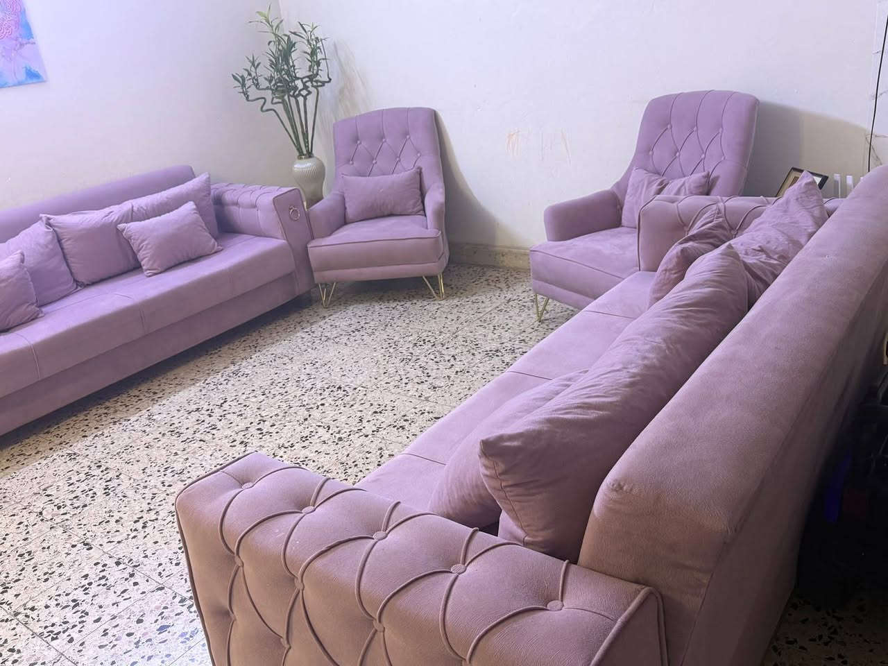 تخم قنفات للبيع 
✨ التخم أنيق ومرتب واستخدام قليل
✨ الطقم بحالة جيدة

⚠️ ملاحظة: رجل واحدة من القنفة الكبيرة مكسورة وتحتاج تبديل/إضافة رجل جديدة، والتصليح بسيط.

💰 بسعر مناسب جداً 
� للجادين فقط، التواصل على الواتساب:
***********
