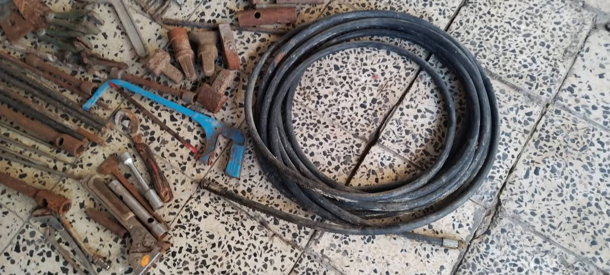 حوالي ٧٠ قطعه مع صونده ضغط عالي مسلح ٢٠ متر وشياش مجاري عدد ٣ السعر ٦٠ موجودات بالغزاليه موبايل ***********
