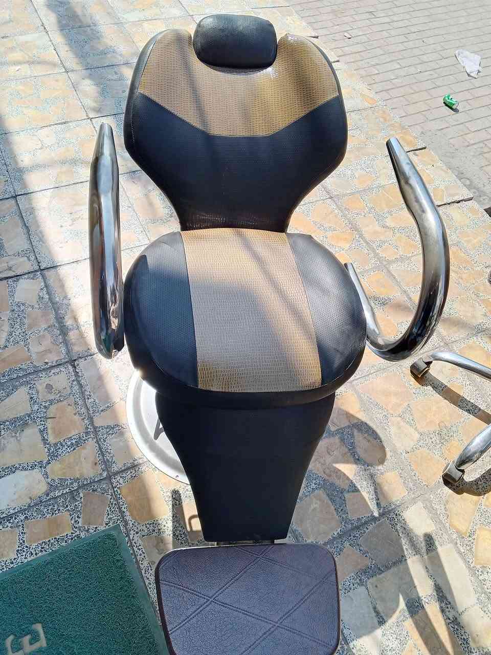 كرسي حلاقة نضيف كله شغال عنوان بغداد مدينه الصدر تواصل
واتساب 🔻 ***********
