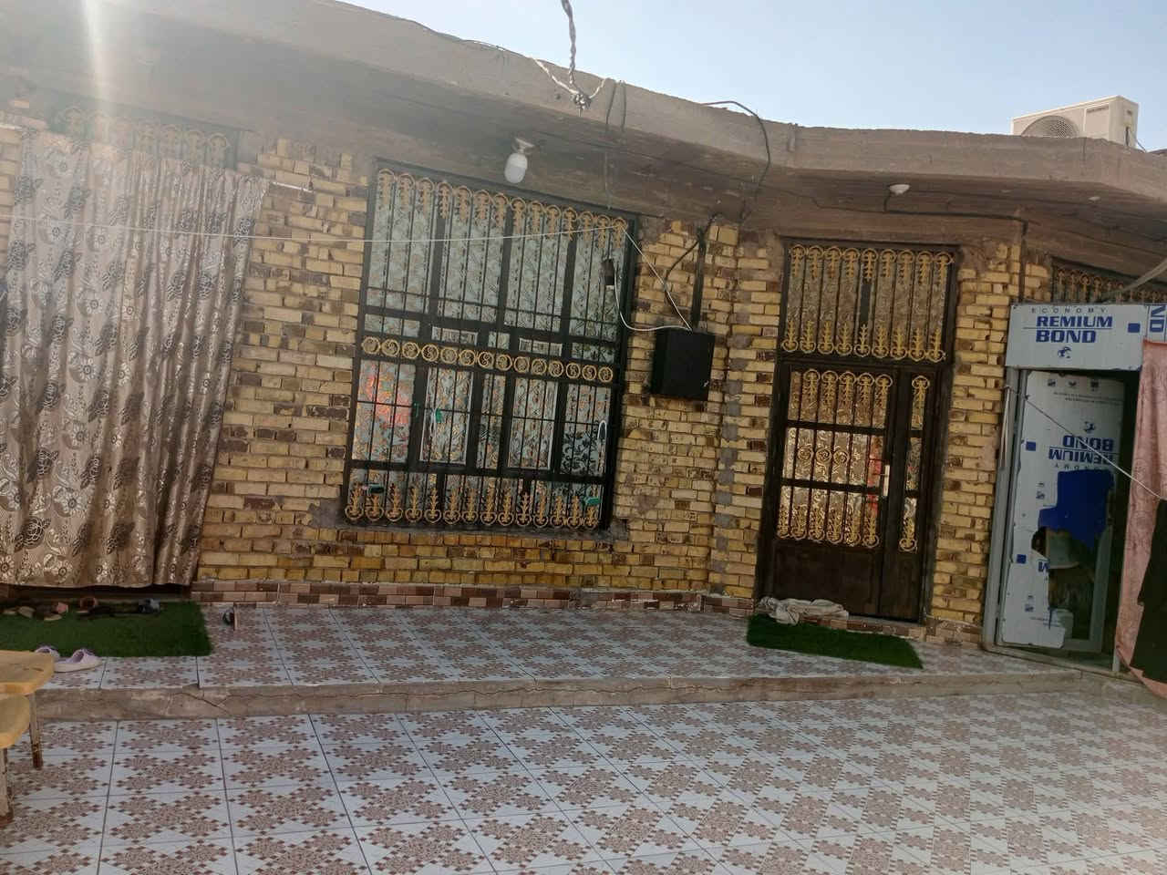 اعلان
بيت للبيع
المساحه 500متر
البنا 200 يحتوي على غرفتين و ستقبال جاهز و مطبخ حار و بارد صحيات داخليه و خارجيه 
مع كوفي 
 قرب سيطرة معمل الببسي
شارع العام طريق نجف/حله طريق الزوار 
للإستفسار ***********
