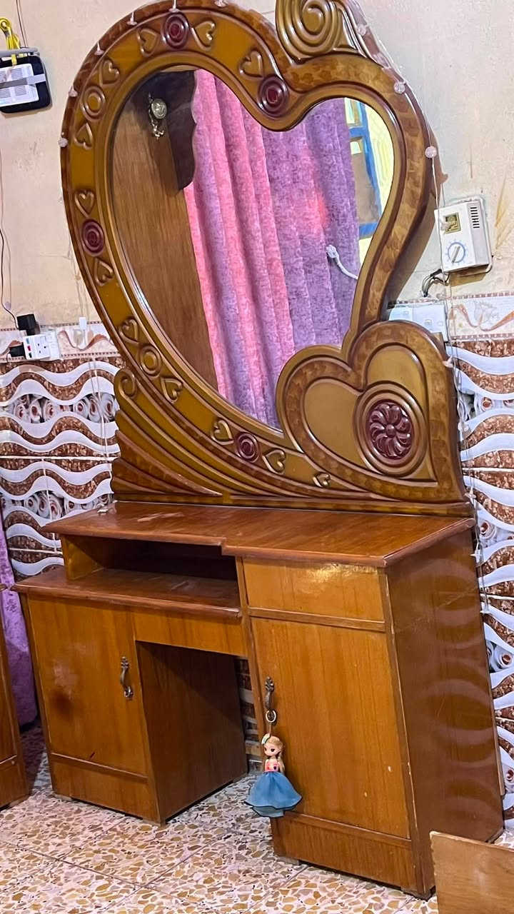 غرفة أخشاب للبيع 
السعر ٧٥٠ وبيها مجال
المكان حي العسكري
الشراي يتصل ***********
