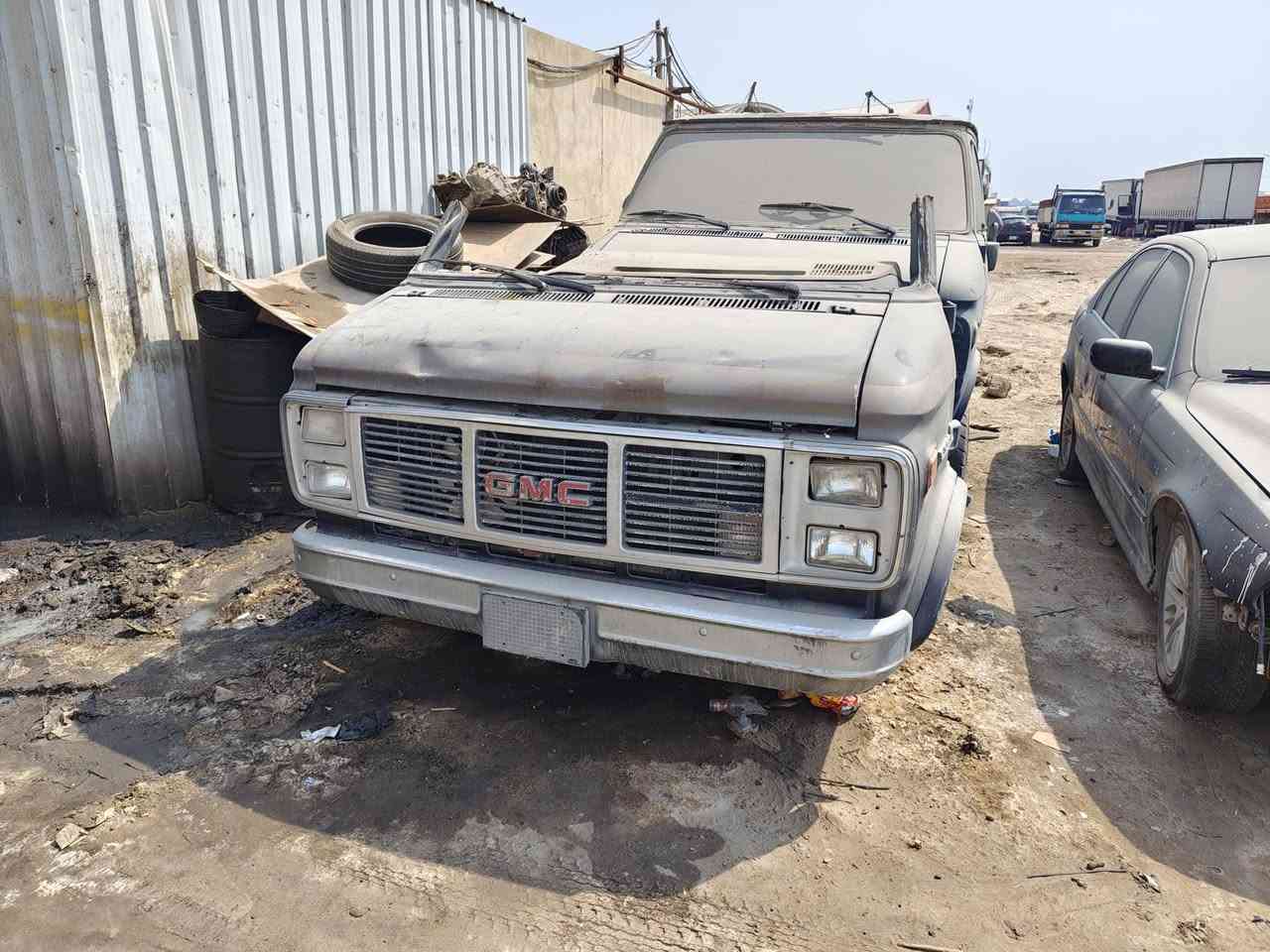 ربع فانGMC كامل مع مكينه وكير موديل 1989 يصير 1990و1991مكينه 350حلاب مع الضفيره وكير 700كهربائي للبيع للتواصل 
اسيا ***********
اثير ***********

