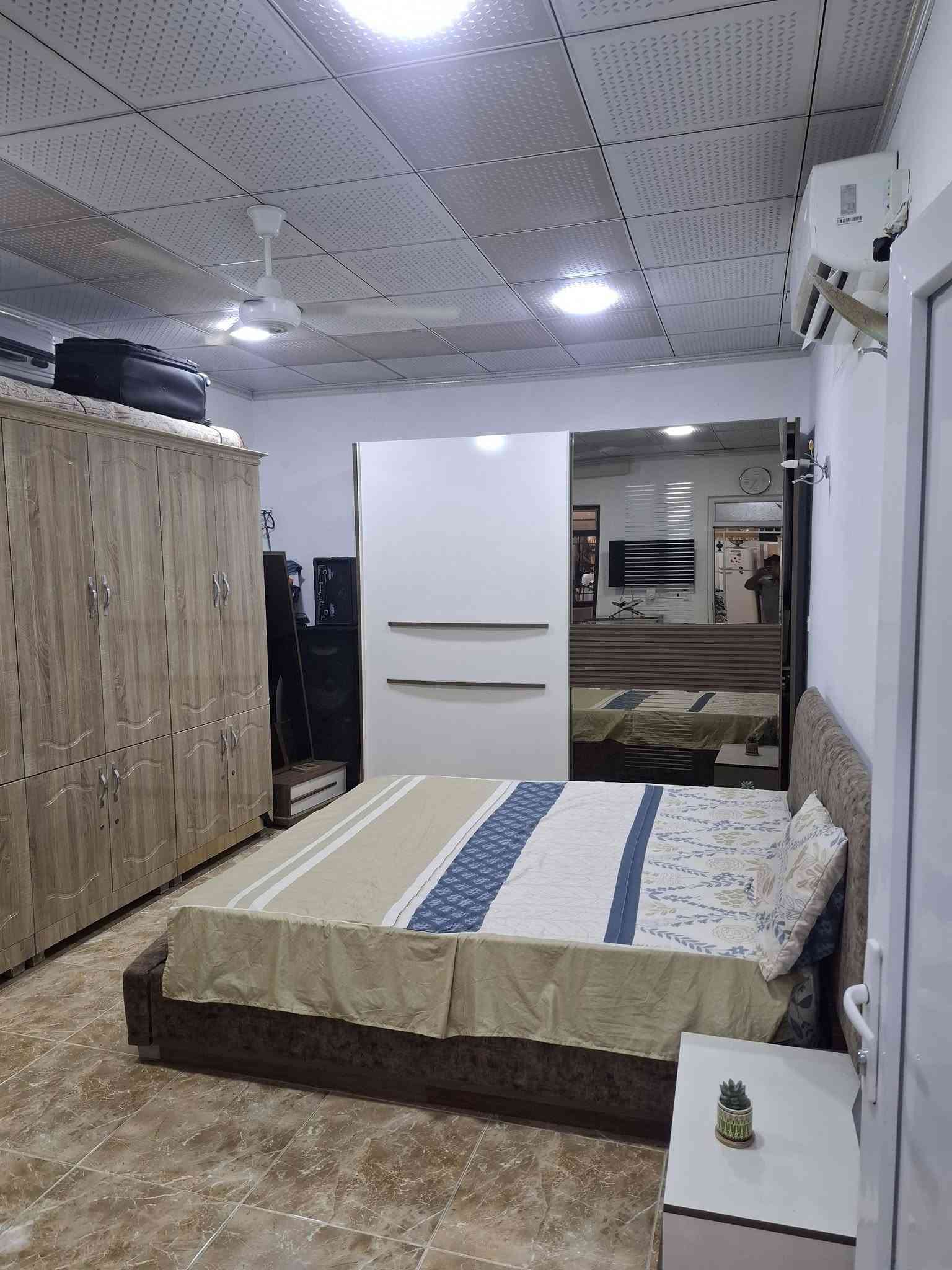 السلام عليكم بيت للبيع في ملاعزيز مساحته ١٦٠ متر بدايه ملاعزيز اول فرغ طابقين فول مواصفات الطابق الاول يتكون من غرفه نوم واستقبال وهول داخلي مطبخ بارد ومطبخ حار والطابق الثاني يتكون من غرفتين سعره 43 وبي مجال للاستفسار اكثر الاتصال بالرقم  ***********
