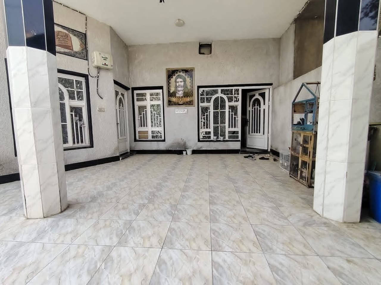 السلام دار للبيع المساحه 300 متر المكان الكوت حي الحكيم قرب صيدليه الشفيع مقابيل شارع الشهداء الدار يتكون من ثلاث غرف نوم وصاله واستقبال ومطبخ وترك داير البيت جنس العقار طابو زراعي سند ٢٥ امسجل بل بلديه ومرقم والشارع كهربا خطين أو ماي أو مجاري كامل الخدمات السعر65 أو بيه مجال الاستفسار ***********

