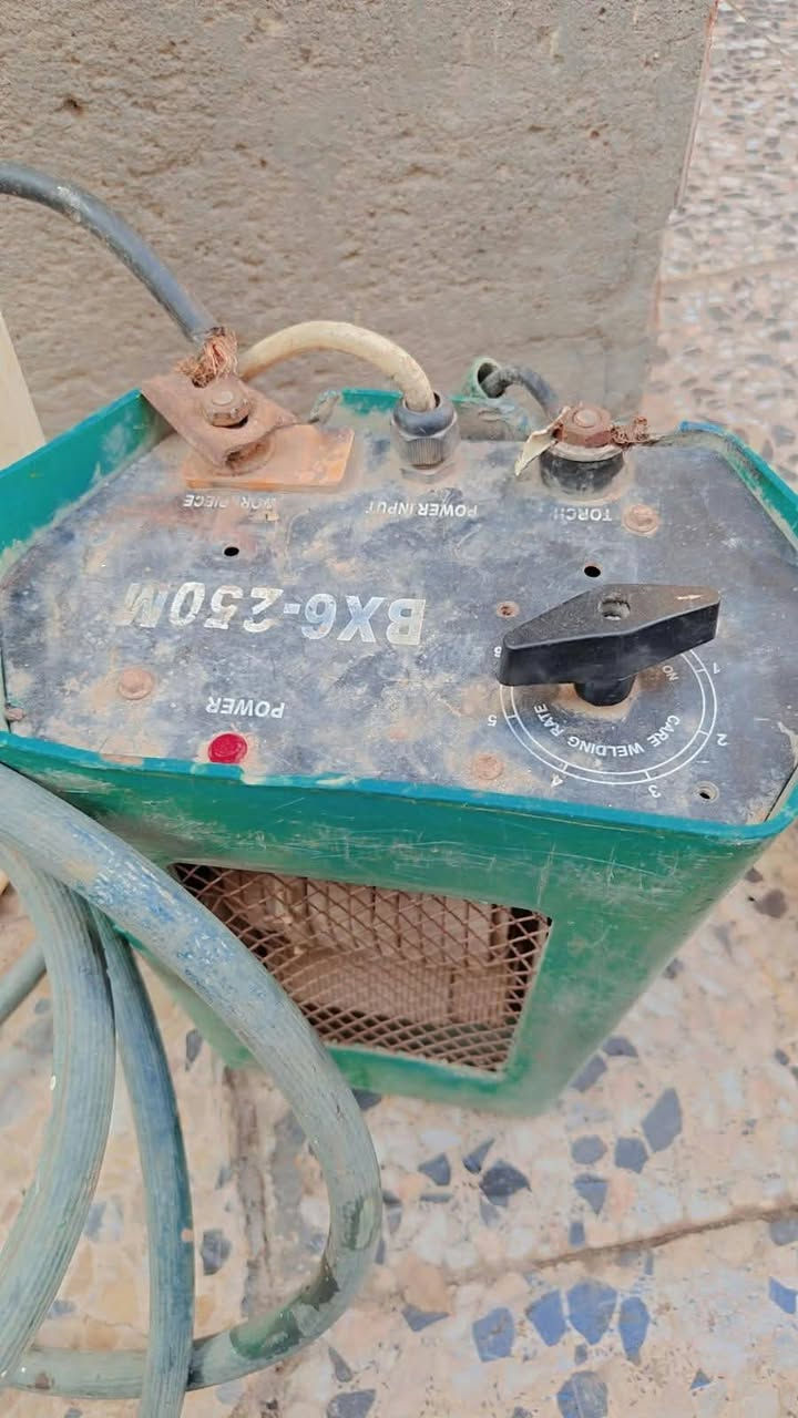 ماكنت لحام للبيع ملف نحاس 
***********

نص مكتوب في الصور:
- 4:45 PM