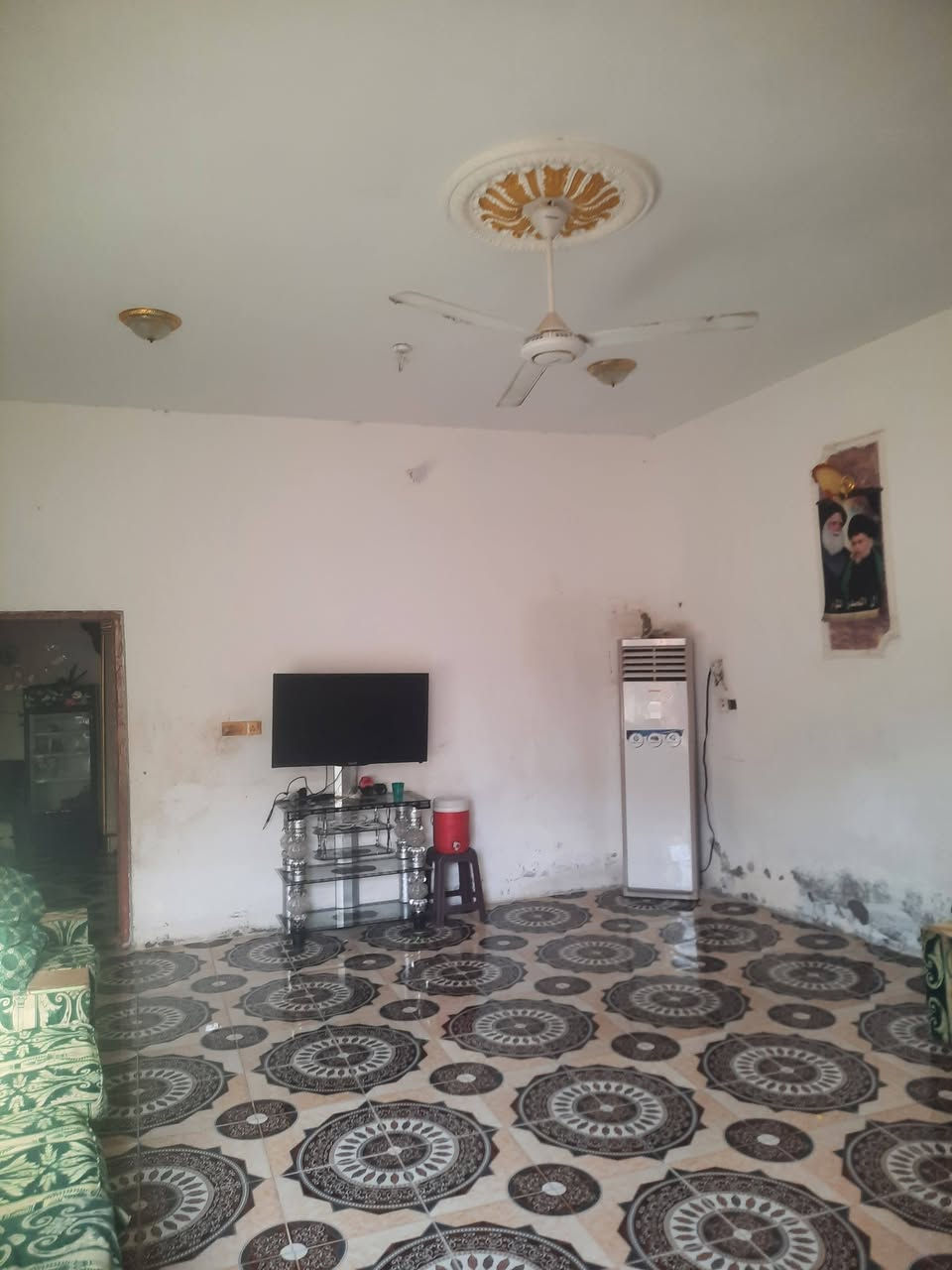 دارسكن للبيع ٢٢٠م غرف نوم ٢ صاله استقبال مطبخ كراج سياره صحيات داخل وخارج قريب من شارع العام اول مربع خلف الحسينيه حواس .ارضيه سيراميك بيع او مراوس حسب القناعه مراوس بيت ازغر وفرق للستفسار اتصل *********** عنوان خلف حسينيه حواس بصف مولد رضاالدلبوحي سعر ٥٨ ومجال قابل للعمله
