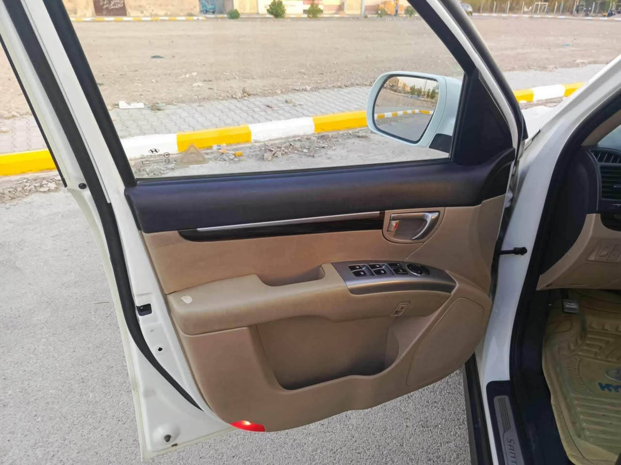 للبيع سنتافي ٢٠١٢ خليجي فول ١/١
السياره نظيفه وماشيه ١٢٠ 
بيها صبغ موضح ب سونار بسبب شخوط وليس ضربه . 
السياره رقم بغداد الجديد وهزه جديده . 
*********** 
مكان السياره بغداد خلف جسر الطابقين او مول العراق . 
السعر ١٦٨ وبيها مجال بسيط .
