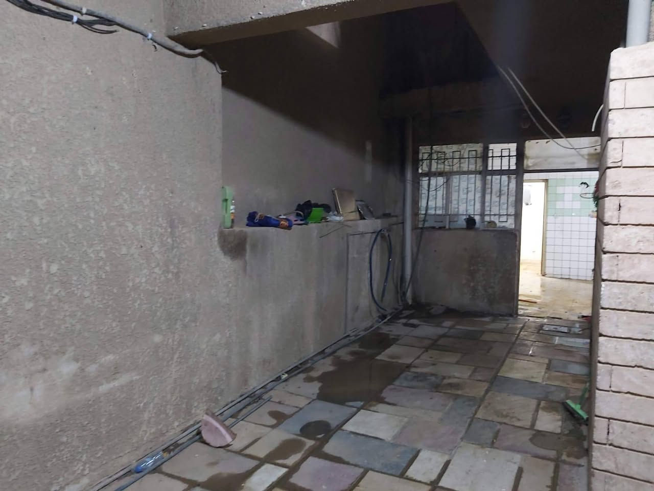 بيت للبيع في السيدية خلف جامع بلاط الشهداء قريب من الشارع الخدمي للطريق السريع مقابل مجمع مارينا مساحة500م واجهة 12.5 ونزال40 للاتصال عى الرقم ***********
