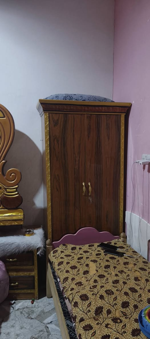 سلام عليكم
غرفه سوقيه 
حيل نضيفه 
مكانه رمادي 5 كيلو 
سعر 550 وبيهه مجال 
 📞 ***********
