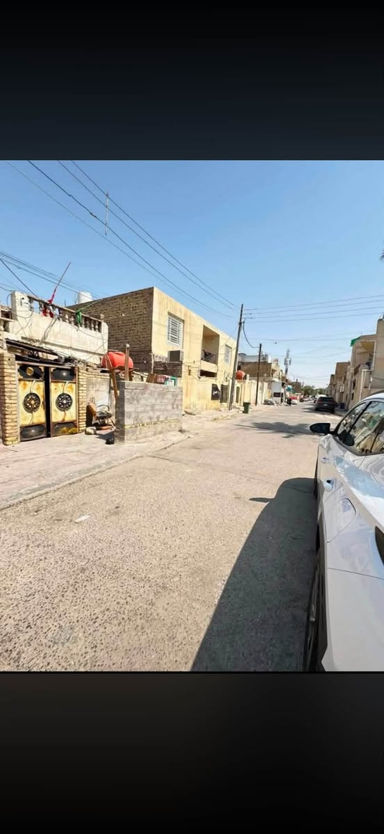 سلام عليكم بيت للبيع بناء قديم مساحه 105 متر عنوانه حي الحسين القديم نهاية فرع مطعم ابو صالح/البيت يحتوي على غرفتين ودوانيه وصاله وحمام ولقاط الثاني غرفه وحمام / للاستفسار/***********)
