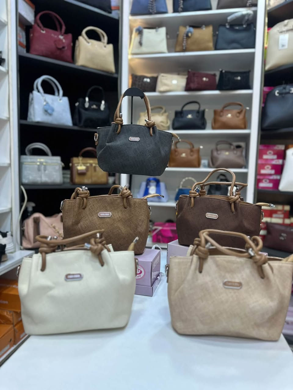 👜✨ حقائب رسمية بأناقة مميزة ✨👜
ستايل راقي، تصميم أنيق، وجودة تليق بإطلالتك 🤎
اختاري حقيبتك وخلي أناقتك تحچي عنك ✨
📍 خانقين – شارع مصرف، عمارة الحاج شاكر رضا، مقابل مجمع شاهين 📩 للطلب والاستفسار راسلونا على الخاص
