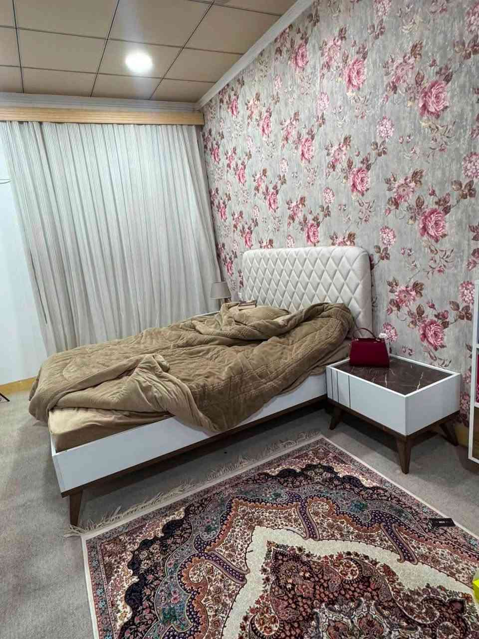 ئەم تاقمە تازەتازەیە كە بەستراوە بەتازەی نەكراوەتەوە تەختەكەی دژە ئاوە ئاو هەڵنامژێت پیسی لەخۆی ناگرێت بەیەك پەڕۆ پاك ئەبێتەوە لە دیكۆر هۆم بە ١٣ وەقەكڕدراوە دۆشەكەكەی بای ٢٥٠ دۆلارە ئەسڵی توبی شوختی تیابوونەتەوێ كامل هەمووی ئەیەم بە ٩٠٠دۆلار   ***********
