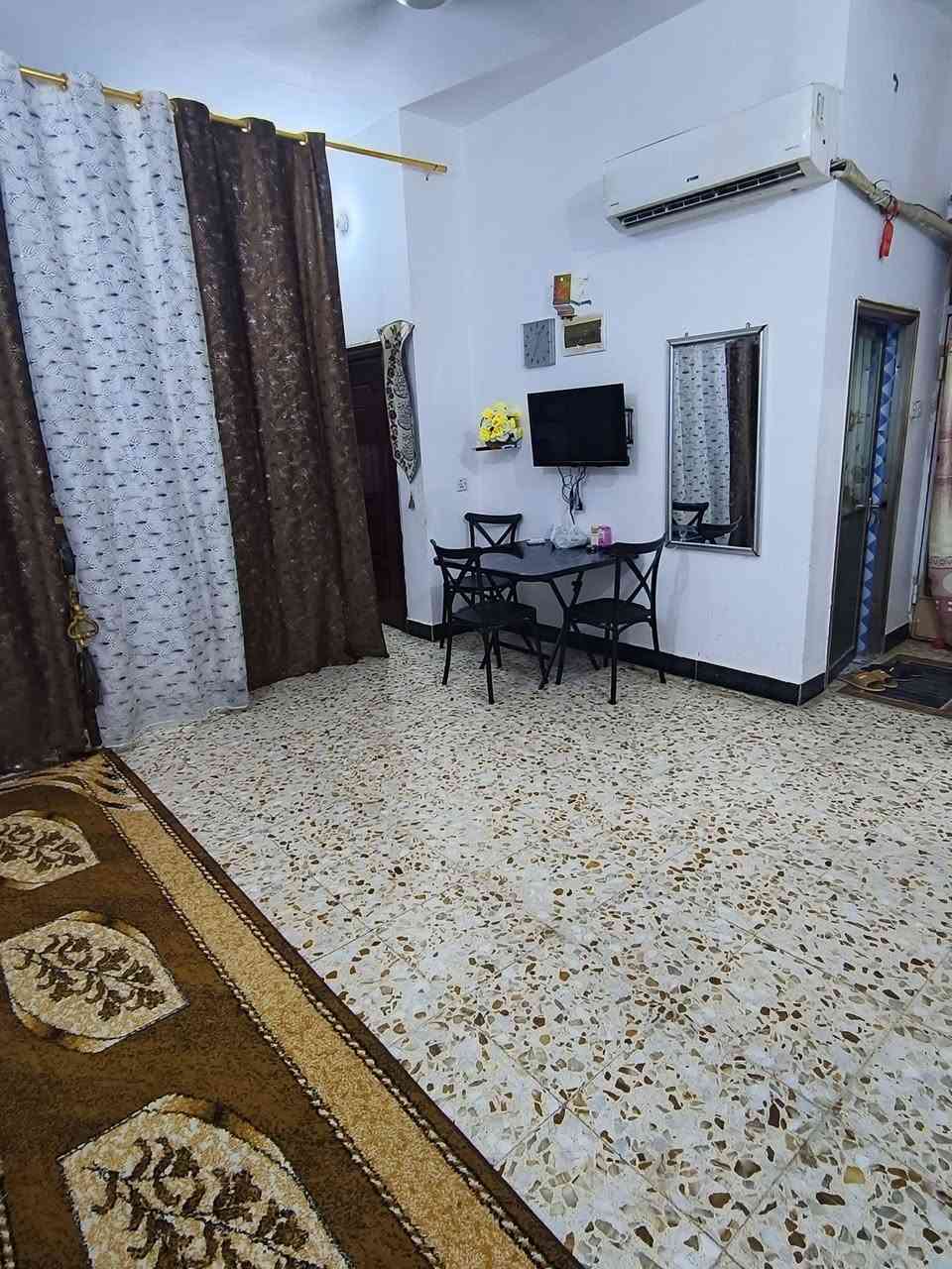 #الديوانية #للبيع بيت للبيع المساحة 150m وجهيتة 7.5 العنوان الديوانية حي العسكري الرابع قرب مدرسة العراق السعر85 
يحتوي على صالة وبرانية ومطبخ وحمام2 دخلي وخارجي وصحيات ومنور2 وغرفة1 والارضية كاشي وخدمات كاملة ماي وكهرباء والشوارع امبلطة وعريض وارصفة الاستفسار رقم الواتساب ***********
