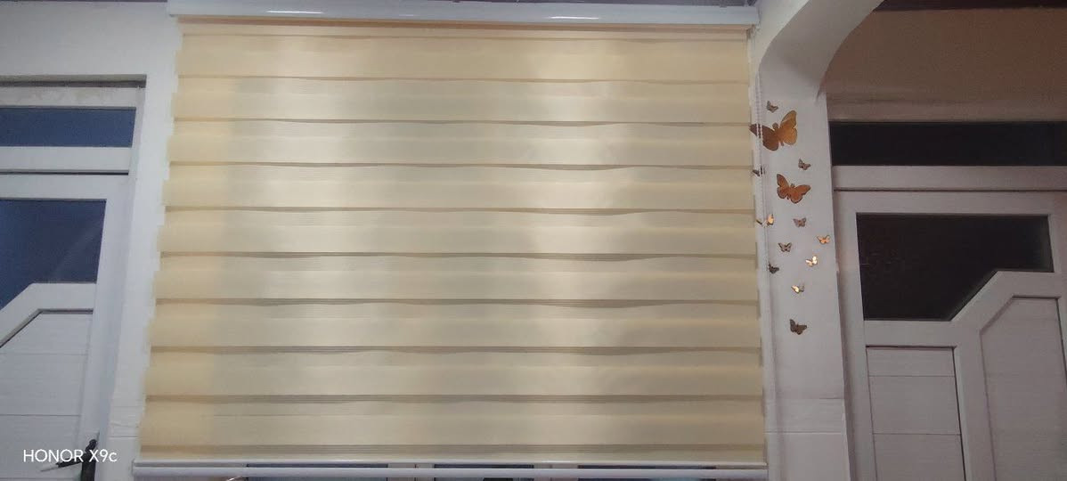 بردا زيبرا لون بيج جديده كص والله قياس متر و٨٠ عرض وطول مترين استندر سعره ٢٥ الف نهايته متوفر توصيل

نص مكتوب في الصور:
- HONOR X9c