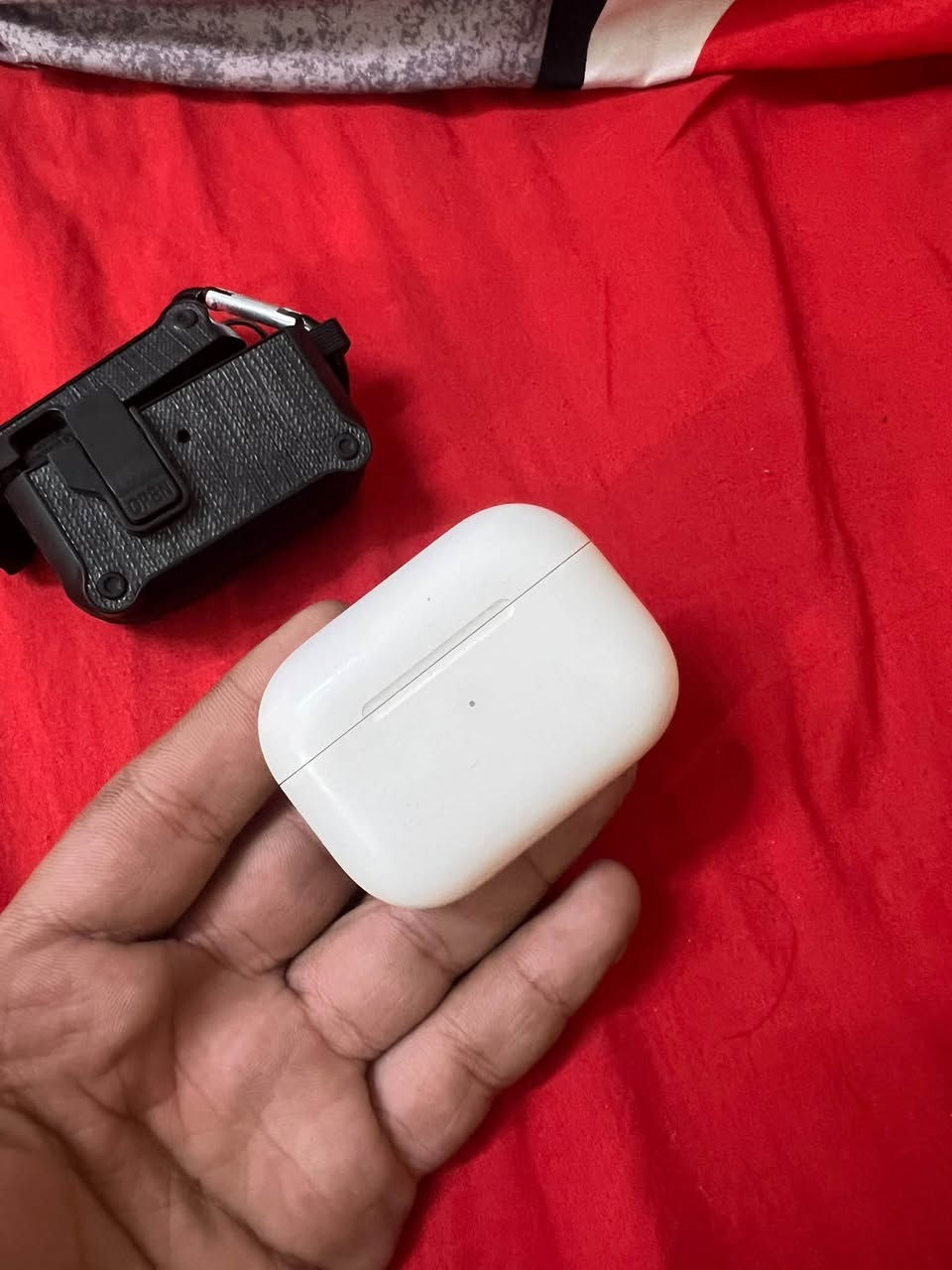 🎧 AirPods Pro 2 أصلية للبيع
السماعة أصلية 100% وموجودة ويا علبتها، وتشتغل بصورة طبيعية من ناحية الصوت والاتصال والتشغيل ✅

🔹 السماعة نظيفة وحالتها مرتبة
🔹 الصوت واضح
🔹 العزل والشفافية يشتغلن
🔸 ملاحظة: أكو وشوشة خفيفة جدًا تظهر عند تشغيل عزل الضوضاء أو الشفافية، ومن تطفي هذي الخيارات تختفي الوشوشة.

💰 السعر: 120,000 دينار
بيه مجال بسيط كلش

