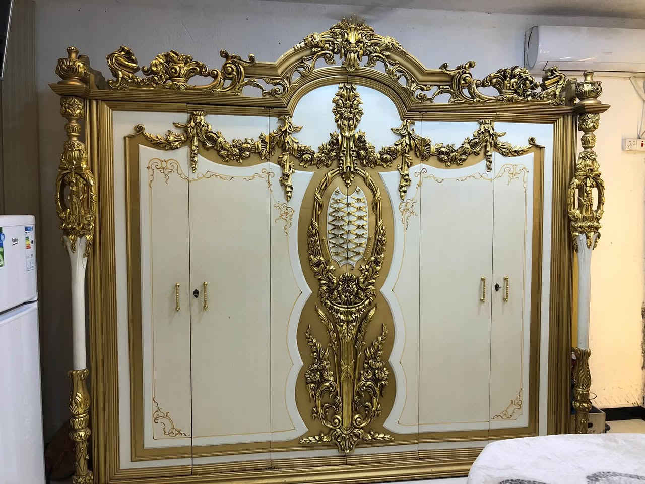 السلام عليكم غرفه مصريه ملكي خشب زان  روماني احمر من افضل انواع خشب الزان مع دوشك افضل انواع السفنج الراقي  السعر 2000،000 وبيها مجال 
 البصره القبله ***********
